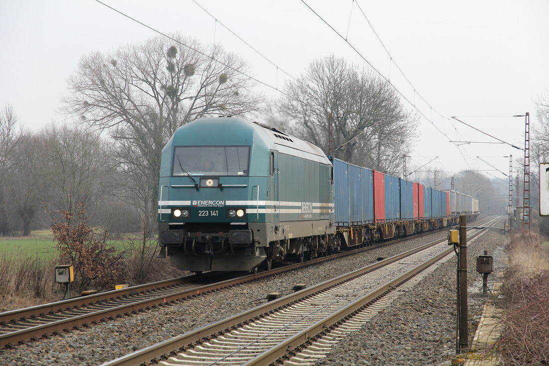 e.g.o.o. 223 141 mit einem KLV-Zug am 9. Februar 2017 im Süden von Hamm.
Fotostandpunkt war der Bahnübergang  Hellweg .

