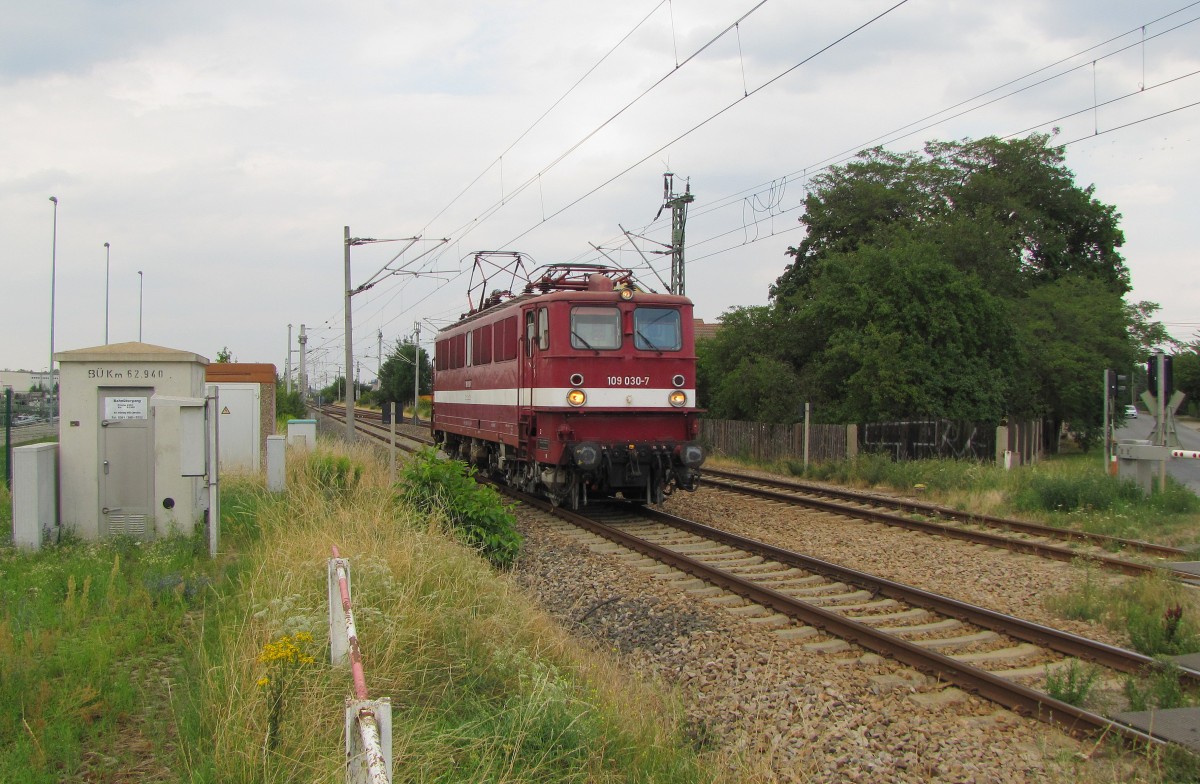 EGP 109 030-7 als Tfzf 92246 aus Wittenberge, am 24.07.2015 in Erfurt Ost. Nach der dortigen Übernachtung bespannte sie am 25.07.2015 ab Erfurt Hbf den  Störtebeker-Express  von Ilmenau nach Bergen auf Rügen.