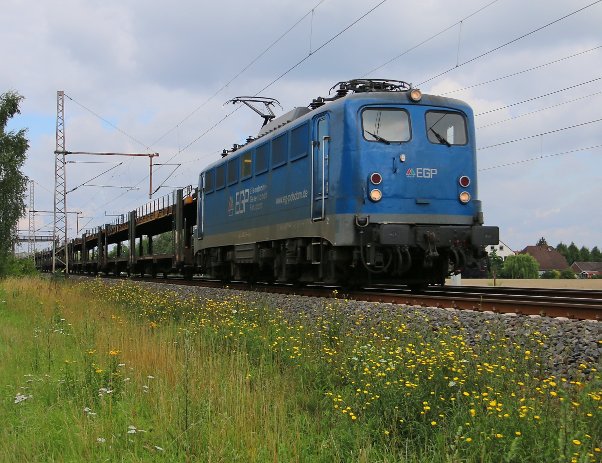 EGP 140 824-4 mit leeren, offenen ARS-Autotransportwagen in Fahrtrichtung Seelze. Aufgenommen in Dedensen-Gümmer am 29.07.2015.