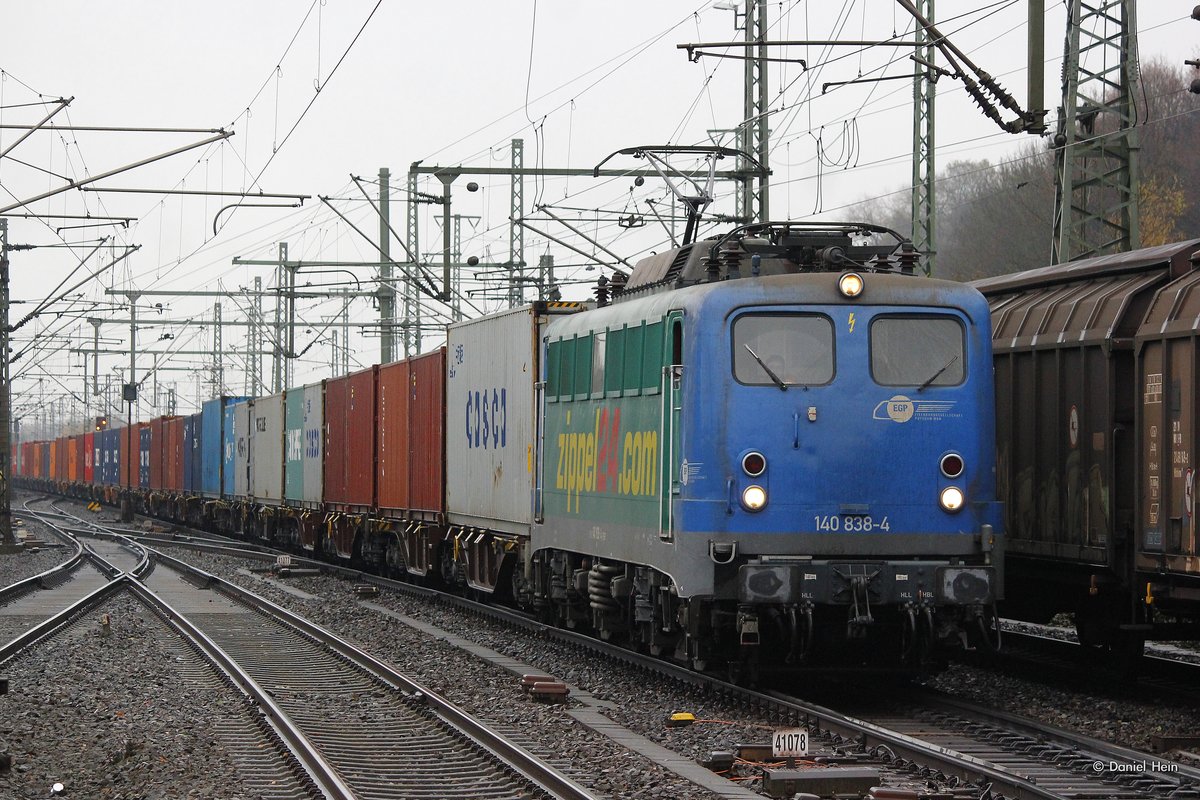 EGP 140 838-4 mit einem Containerzug in Hamburg Harburg, am 15.11.2016.