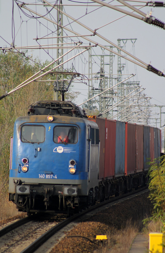 EGP 140 857 wurde am 8. November 2017 vom Bahnsteigende in Berlin-Spandau fotografiert.