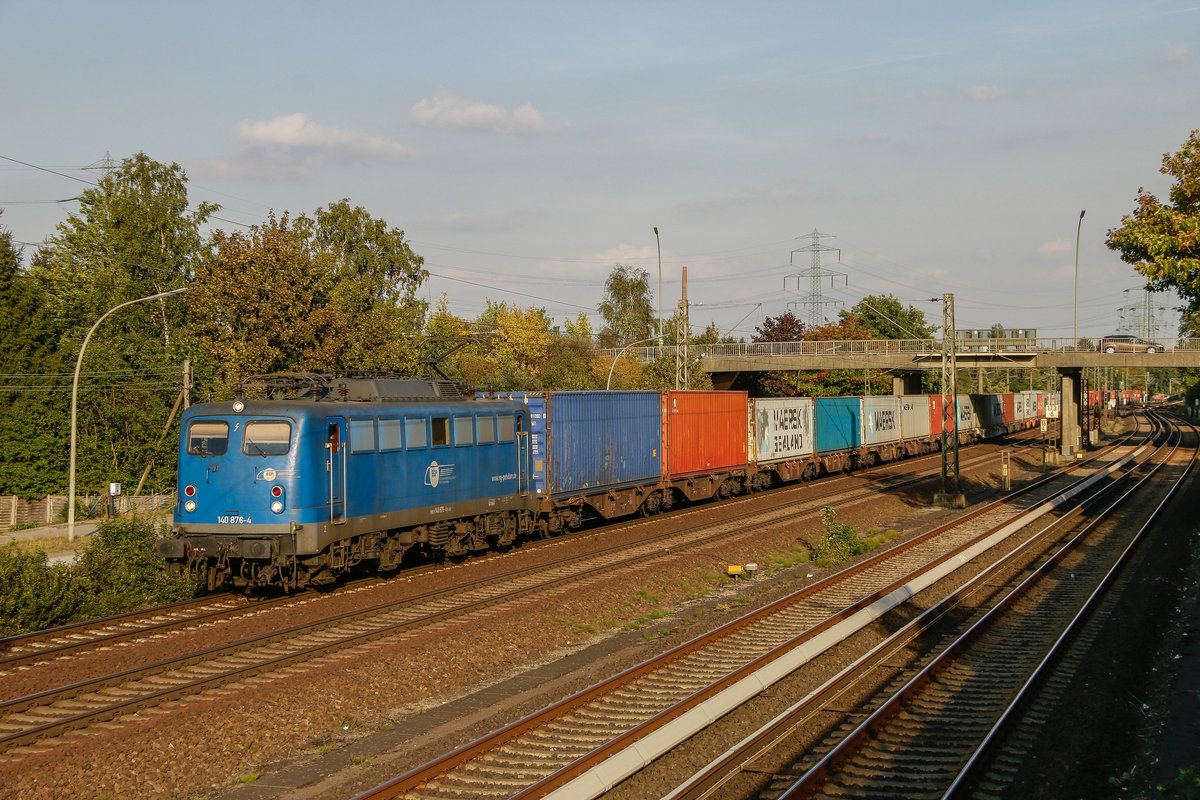EGP 140 876-4 mit Containerzug in Hamburg Hausbruch, am 20.09.2018.