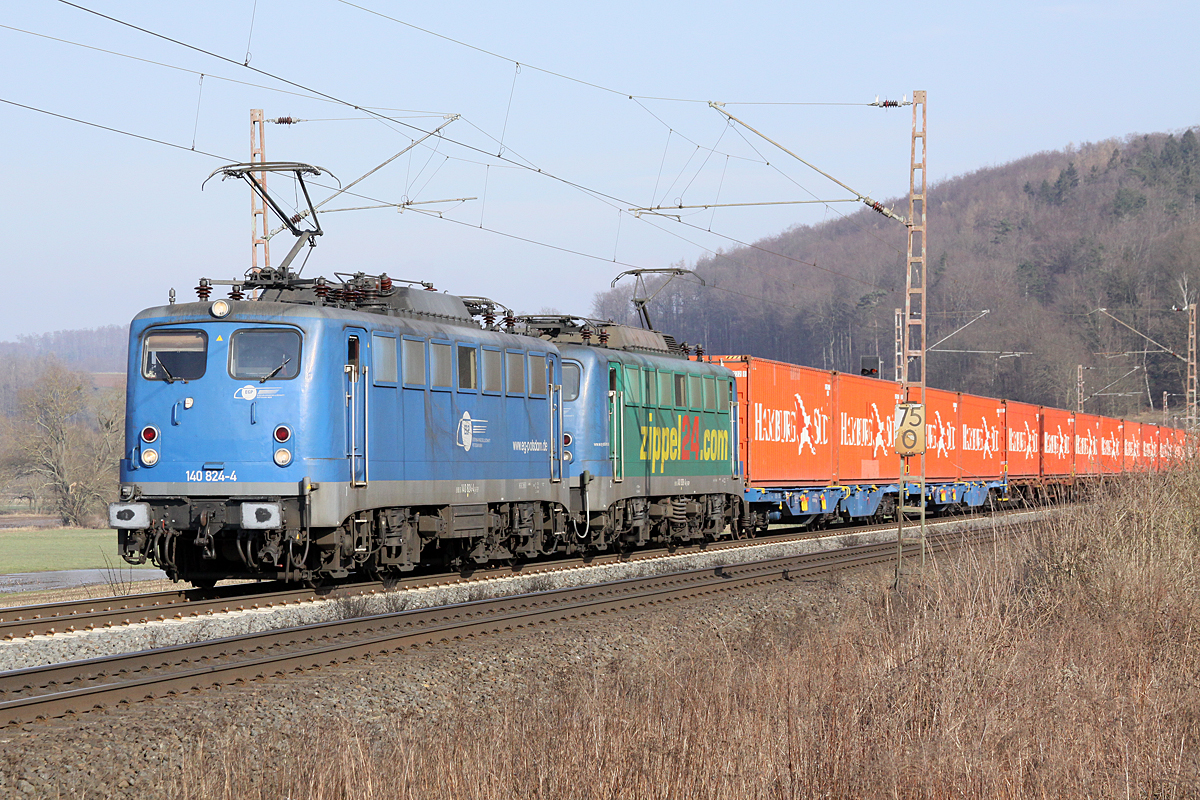 EGP 140 in Doppeltraktion am 21.02.2018  14:52 nördlich von Salzderhelden am BÜ 75,1 in Richtung Göttingen