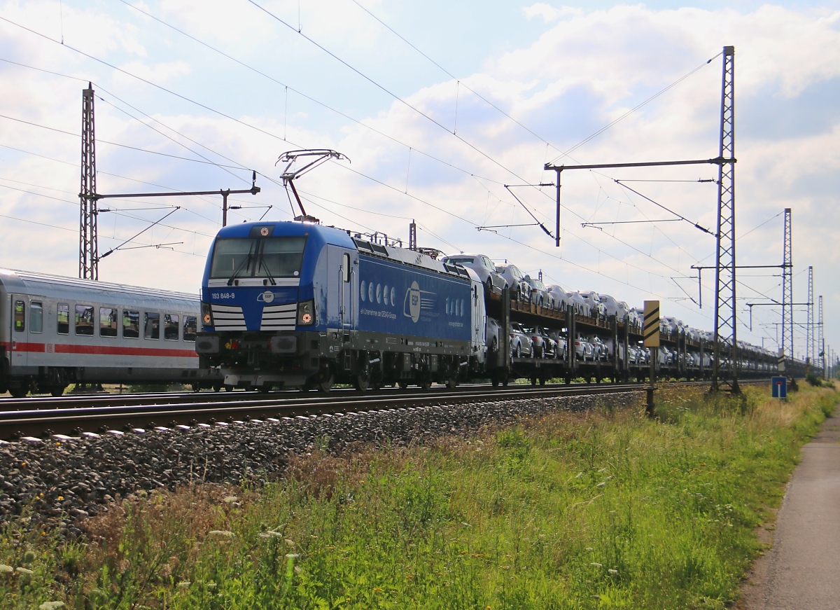 EGP 193 848-9 mit Autotransportzug in Fahrtrichtung Wunstorf. Aufgenommen in Dedensen-Gümmer am 29.07.2015.