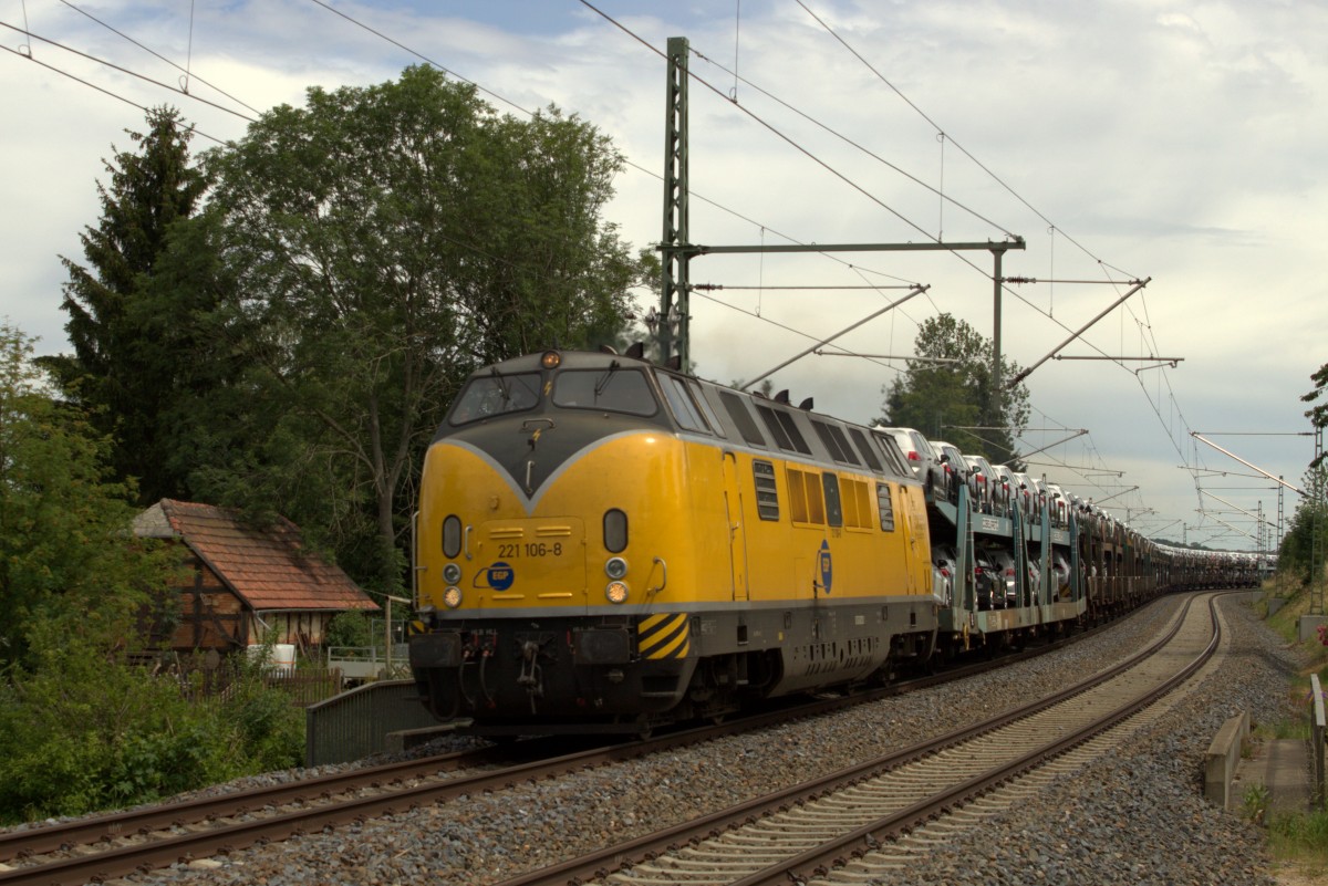 EGP Autovollzug von Zwickau-Mosel nach Regensburg Ost. Aufgenommen wurde der Zug mit der V200 221 106 ziehend in Ruppertsgrün am 11.07.2015