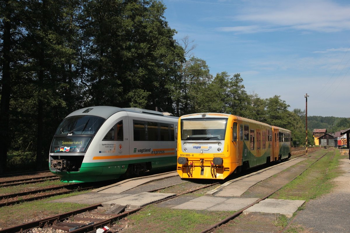  Egronet-Erkundungstour 16.-18.08.2013  914/814 005 kam als MOs27122 von Chodov und VT08 auf der Rückfahrt von Loket předměstí, als ZOs36093, im Bf Loket am 18.08.2013