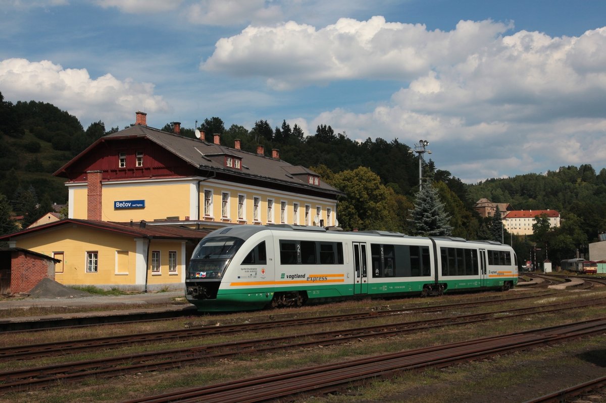  Egronet-Erkundungstour 16.-18.08.2016  Längerer Aufenthalt hatten wir mit unserer Sonderfahrt in Bečov n.T., diese Aufn. entstand nach der Ankunft mit ZOs36084 (VT08 der VBG) am 17.08.2013.  