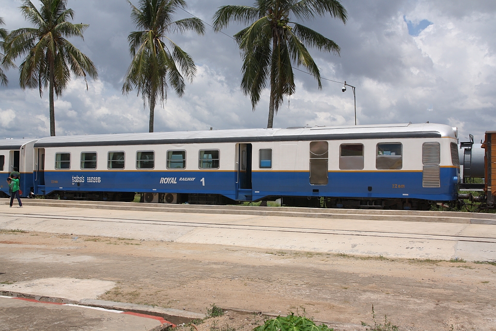 Ehemaliger Triebwagen ZZ 801 (Wagonfabrik Ürdingen - Werk Ürdingen, Baujahr 1969, Fabr.Nr.73798), eingereiht im Samstagszug von Phnom Penh nach Sihanoukville, am 18.März 2017 in der Kampot Station.
