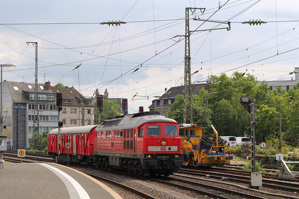 Eher zufällig konnte ich im Düsseldorfer Hauptbahnhof 232 093 mit einem Hilfsgerätewagen ablichten.
Aufnahmedatum: 14.06.2014
