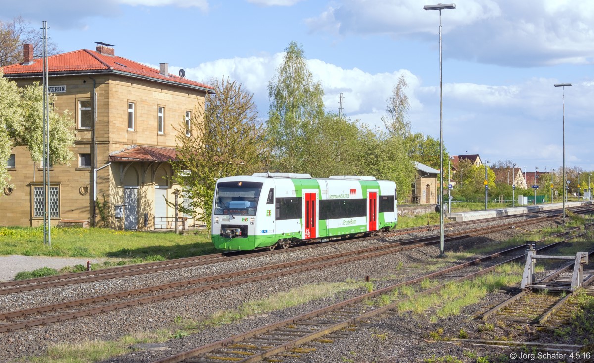 EiB-VT 022 fuhr am 4.5.16 in Oberwerrn am alten Empfangsgebäude vorbei als RB nach Bad Kissingen. Im Hintergrund sieht man den 2015 reaktivierten Haltepunkt.