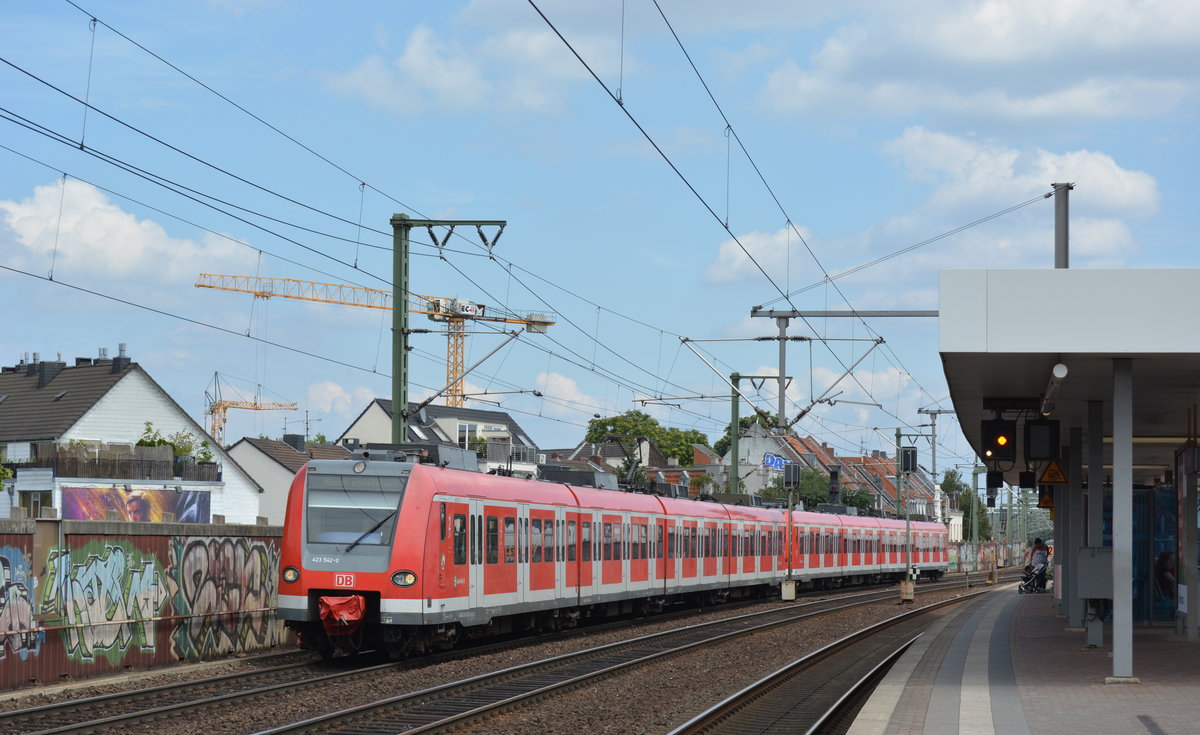 Eigendlich haben S-Bahnen auf diesen Gleisen nichts zu suchen da dort nur Güterzüge fahren. Aber 423 042 und 423 045 waren eine der seltenen Ausnahmen da sie als Leerfahrt unterwegs waren. Hier fahren sie durch Köln Ehrenfeld in Richtung Düren.

Köln 27.07.2016