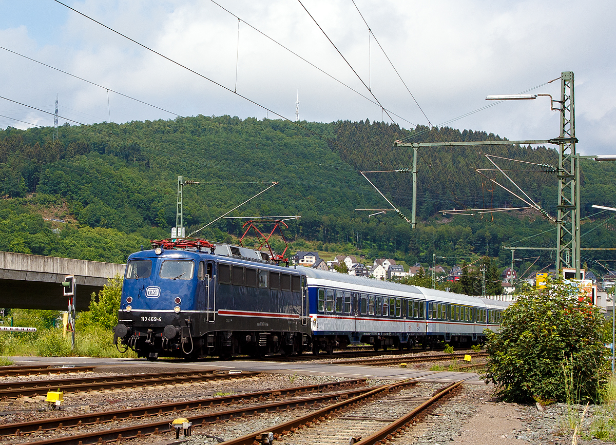 
Eigentlich hatte ich mit einem Triebwagen gerechnet, aber dann wurde ich sehr überrascht....
Die TRI 110 469-4 fährt am 02.06.2018 mit einer leer Garnitur von n-Wagen durch Niederschelden in Richtung Köln. Warum der Zug hier über die Siegstrecke fuhr ist mir unbekannt, die TRI-Fahrzeuge sind unter anderem für den National Express auf der RB 48 Wuppertal – Köln unterwegs, aber normalerweise nicht hier. 

Die 110 469-4 wurde 1966 von Henschel in Kassel unter der Fabriknummer 31035 gebaut, die Elektrik ist von SSW (Siemens-Schuckert-Werke), bis 2014 fuhr sie für die DB. Seit 2016 fährt sie für die TRI Train Rental GmbH mit der NVR-Nr. 91 80 6110 469-4 D-TRAIN.