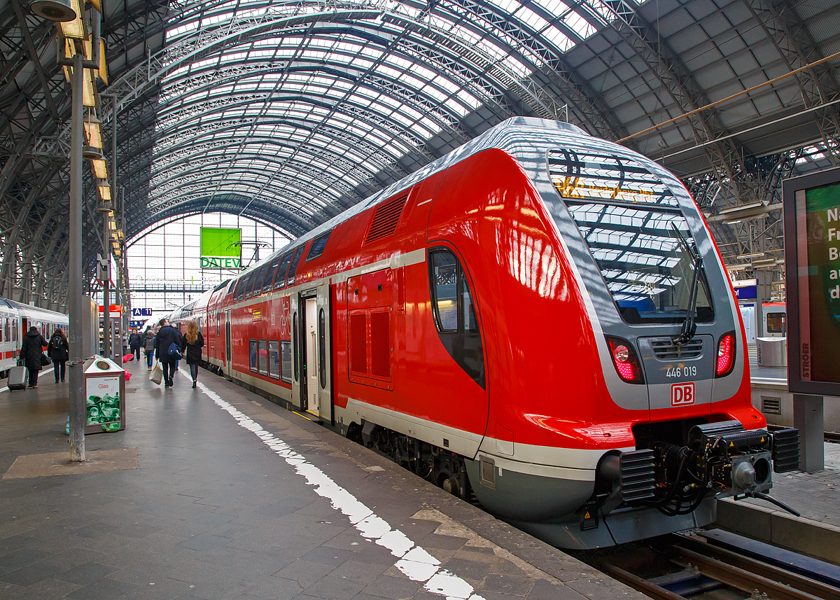 
Eigentlich hatten wir in Frankfurt am Main Hbf nur 12 Minuten Umsteigezeit, aber der ICE 593 von Berlin nach München hatte über 60 Minuten Verspätung (er fährt teilweise über die neue Schnellfahrstrecke), so konnte ich hier noch einige Bilder machen.....

Seit dem Fahrplanwechsel 2017/18 fahren die neuen Bombardier TWINDEXX Vario Doppelstock-Regionalverkehrstriebzüge der BR 445 und 446 u.a. als Main-Neckar-Ried-Express. Hier stehen zwei gekuppelte vierteilige TWINDEXX-Einheiten, mit dem Triebwagen (strenggenommen eine Lok nach der NVR-Nummer) 446 019 (91 80 0446 019-5 D-DB DBpzfa) am Ende, als RB 68 „Main-Neckar-Bahn“ nach Heidelberg Hbf, am 16.12.2017 im Hauptbahnhof Frankfurt am Main zur Abfahrt bereit.

Die Planung sieht vor das die Triebzüge ab Dezember 2018 im Bahnhof Neu-Edingen/Friedrichsfeld geflügelt (getrennt) werden, so dass ein Teil als RB 67 nach Mannheim Hbf und der andere als RB 68 nach Heidelberg Hbf weiter fahren. Zurzeit wird die RB 67 übergangsweise als Pendelverkehr zwischen Neu-Edingen/Friedrichsfeld und Mannheim Hbf mit Anschluss von bzw. zur RB 68 gefahren. Dort werden in der Regel modernisierte Fahrzeuge der Baureihe ET 425 eingesetzt.

Für den Regionalverkehr wurden Doppelstock-Triebzüge entwickelt, welche aus zwei Triebwagen (nach der NVR-Nummer strenggenommen Loks) und dazwischen eingereihten Doppelstock-Mittelwagen der neuesten Generation (Typ Görlitz IX) bestehen. Die Triebwagen werden als DB-Baureihe 445 (EH 600 mm) bzw. 446 (EH 720 mm) geführt. Die Wagen einer Einheit sind mit Schraubenkupplungen verbunden, sodass, anders als bei herkömmlichen Triebzügen, eine individuelle Zusammenstellung von Zügen beim Rangieren im Regelbetrieb durch den Triebfahrzeugführer ermöglicht wird. An den Führerstandsenden kommen dagegen die bei Triebwagen üblichen Scharfenbergkupplungen vom Typ 10 zum Einsatz, was das Kuppeln und Trennen von mehreren Triebzug-Einheiten (Flügelung) in kurzer Zeit ermöglicht.

Der erste Einsatz der Triebzüge in Deutschland sollte ursprünglich ab Dezember 2014 auf dem Nord-Süd-Netz des Verkehrsverbundes Berlin-Brandenburg von DB Regio Nordost erfolgen. Bestellt wurden fünf fünfteilige Doppelstocktriebzüge der Art „Twindexx Vario“ für die Linie RE5 Rostock – Berlin – Lutherstadt Wittenberg. Je Zug sollen zwei Triebwagen zum Einsatz kommen. Die Auslieferung dieser Triebwagen verzögerte sich.


Im Überschneidungsgebiet Rhein-Main/Rhein-Neckar, den Tarifgebieten des RMV und des VRN, werden ab Dezember 2017 im Rahmen des neuen Verkehrsvertrages 7 drei- und 17 vierteilige fabrikneue Twindexx-Züge ohne reine Steuerwagen eingesetzt. Damit sollen die Riedbahn Mannheim – Biblis – Frankfurt und die Rhein-Main-Neckar-Verbindung entlang der Bergstraße (Mannheim / Heidelberg – Darmstadt – Frankfurt) verstärkt werden.  Die Fahrzeuge verfügen für diesen Abruf erstmals über eine Einstiegshöhe von 720 Millimetern über Schienenoberkante. Sonst sind es Tiefeinstiegswagen einer Einstiegshöhe von 600 Millimetern. Aufgrund der Abweichungen von den übrigen Regio-Twindexx-Einheiten werden die Fahrzeuge des Netzes Main-Neckar als Baureihe 446 geführt.

TECHNISCHE DATEN (Vierteiler BR 446):
Spurweite: 1.435 mm (Normalspur)
Achsfolge: Bo’Bo‘+2‘2‘+2‘2‘+Bo’Bo‘
Zuglänge: 105.550 mm
Einstiegshöhe: 720 mm
Antriebsleistung: 4.600 kW
Anfahrzugkraft: 362 kN
Höchstgeschwindigkeit: 160 km/h (mit Mg-Bremse)
Stromsystem:  15 kV, 16 2/3 Hz
Anstelle der beiden Triebwagen, besteht auch die Möglichkeit einen Zug aus einem Triebwagen, den Mittelwagen und einem Steuerwagen zusammen zustellen.

Triebwagen:
Länge über Kupplung: 25.980 mm
Achsstand im Drehgestell:  2.500 mm
Leergewicht: 66t
Drehgestelle (luftgefedert):  BOMBARDIER FLEXX Compact Heavy FCH

Mittelwagen (Typ Görlitz IX) : 
Länge über Kupplung:  26.800 mm
Achsstand im Drehgestell:  2.500 mm
Leergewicht: 50 t
Drehgestelle (luftgefedert):  FLEXX Load Typ Görlitz IX Do

Quellen: Wikipedia, Bombardier und bahn.de
