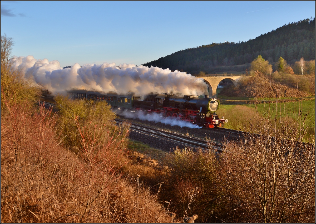 Eigentlich verbietet sich eine Dampflok im Gegenlicht. Doch manchmal ergeben sich interessante Einblicke. 52 7596 vor der Primtalbrücke bei Rottweil. Dezember 2014.