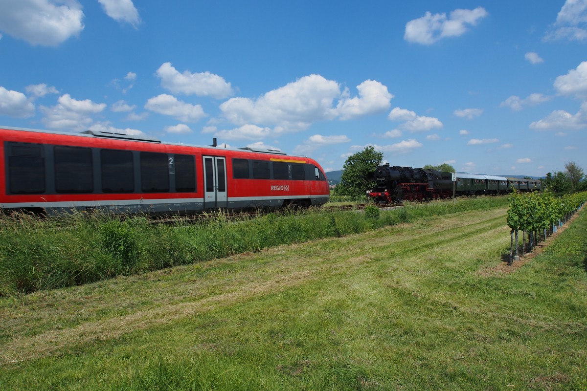 Eigentlich...
...wollte ich ja nur den Dampfzug, gezogen von 52 8134-0, festhalten, aber dann...
...kam der RE 28016 aus Karlsruhe ins Bild gefahren.

So geschehen zwischen Maikammer und Neustadt/W.

Maikammer, der 31.05.2014