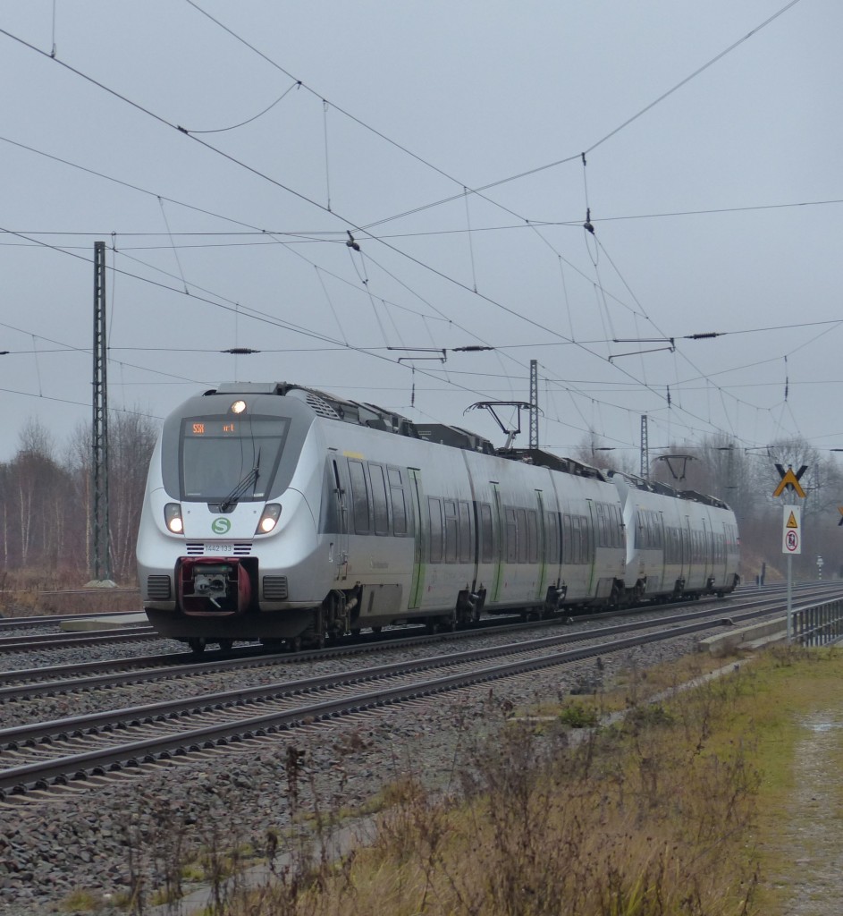 Ein 1442er Doppel fährt als S5X am 14.12.2014 über die Zwickauer Olzmannbrücke.