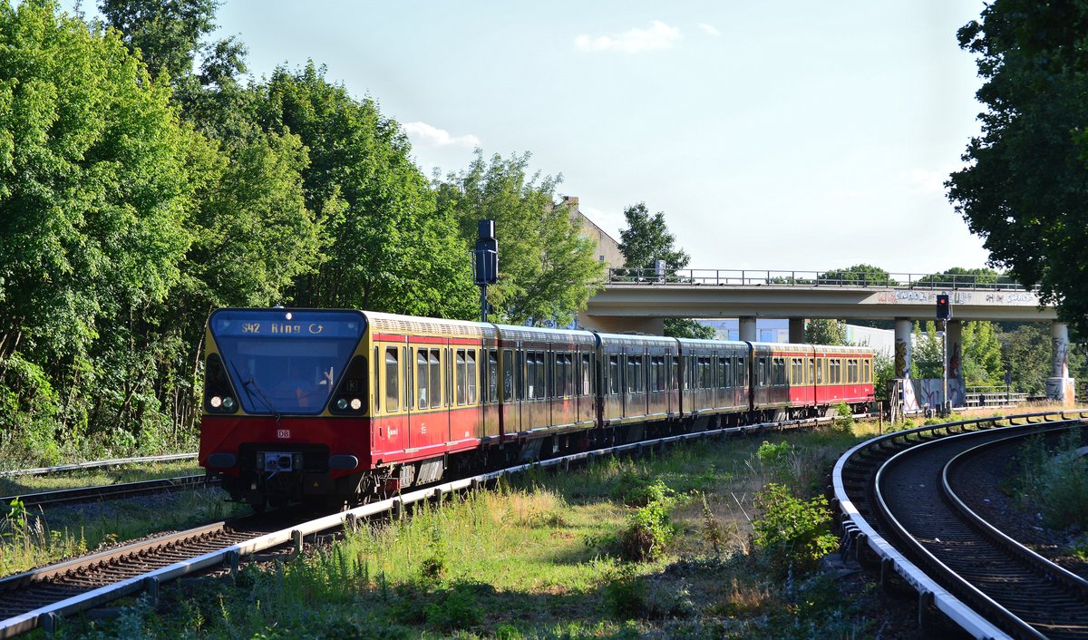 Ein 3/4 Zug der Br 480 fährt als Ringbahn S42 in Berlin Sonnenallee ein.

Berlin 24.07.2018
