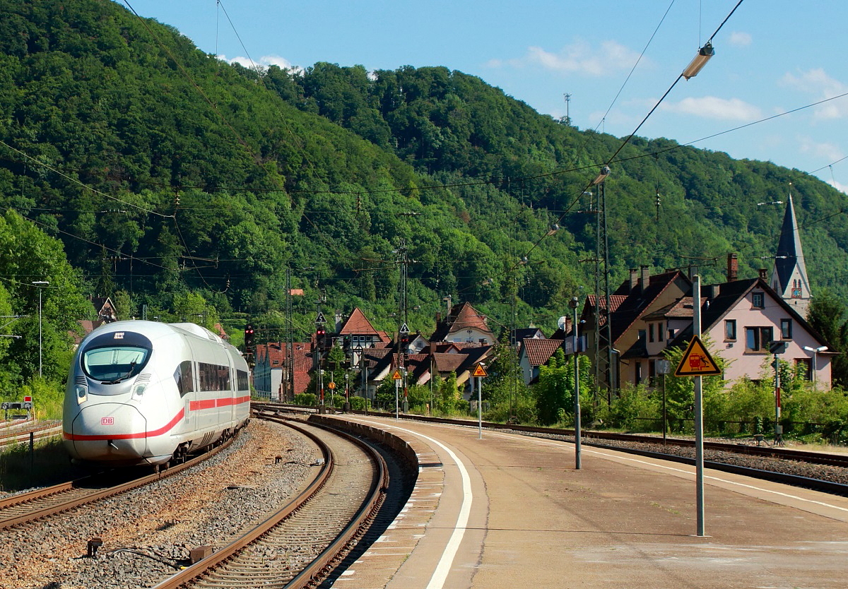 Ein 407 durchfährt am 13.07.2017 den Bahnhof Geislingen