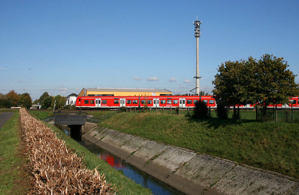 Ein 425er-Doppel als RE 8 unterwegs nach Mönchengladbach Hbf.
Aufgenommen am Kölner Randkanal in Pulheim.
Aufnahmedatum: 21.10.2010