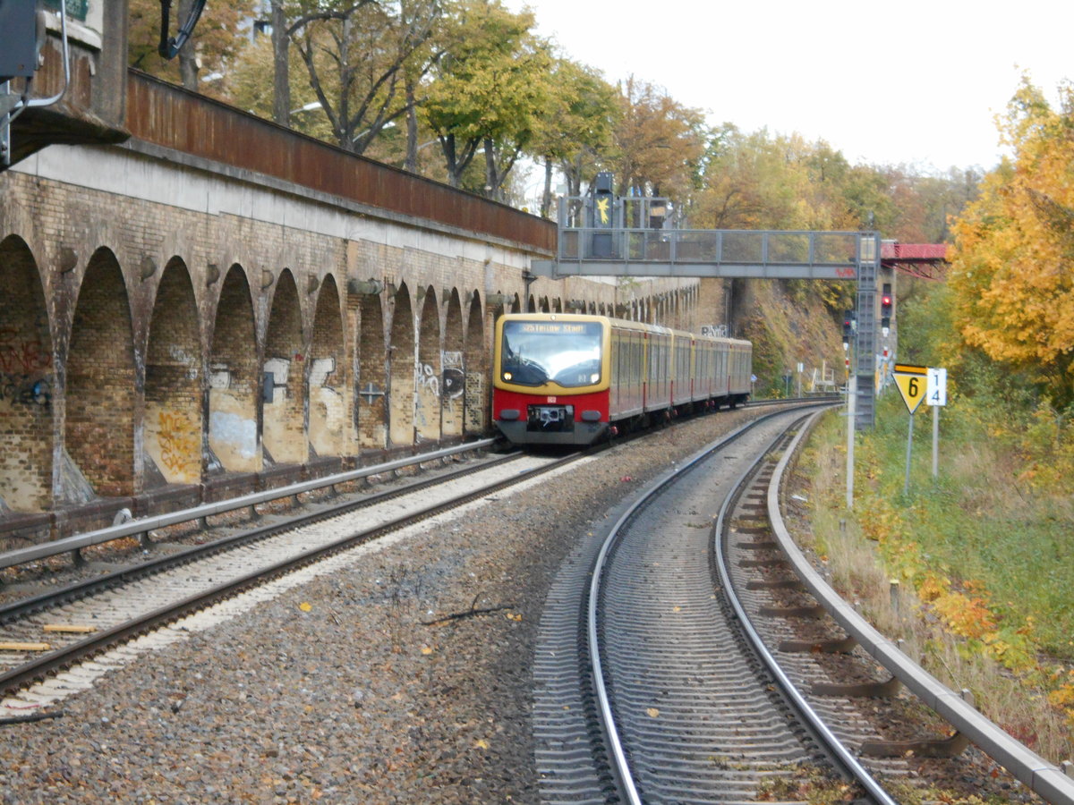 Ein 481 fotografierte ich,am 27.Oktober 2018,in Berlin Humboldhain.Aufnahme vom Bahnsteig aus.