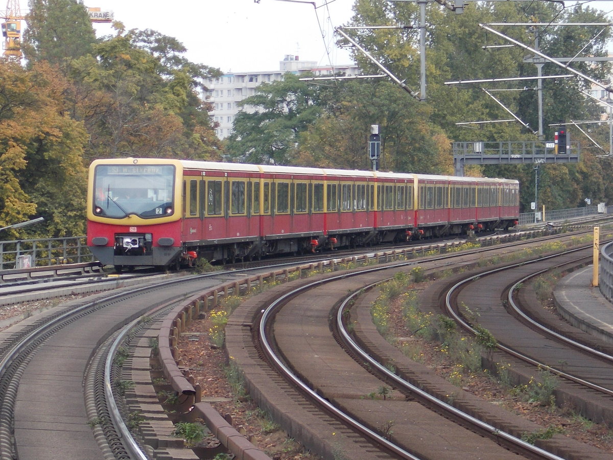 Ein 481 kam,am 23.September 2017,um die Ecke in die Station Berlin Tiergarten eingefahren.