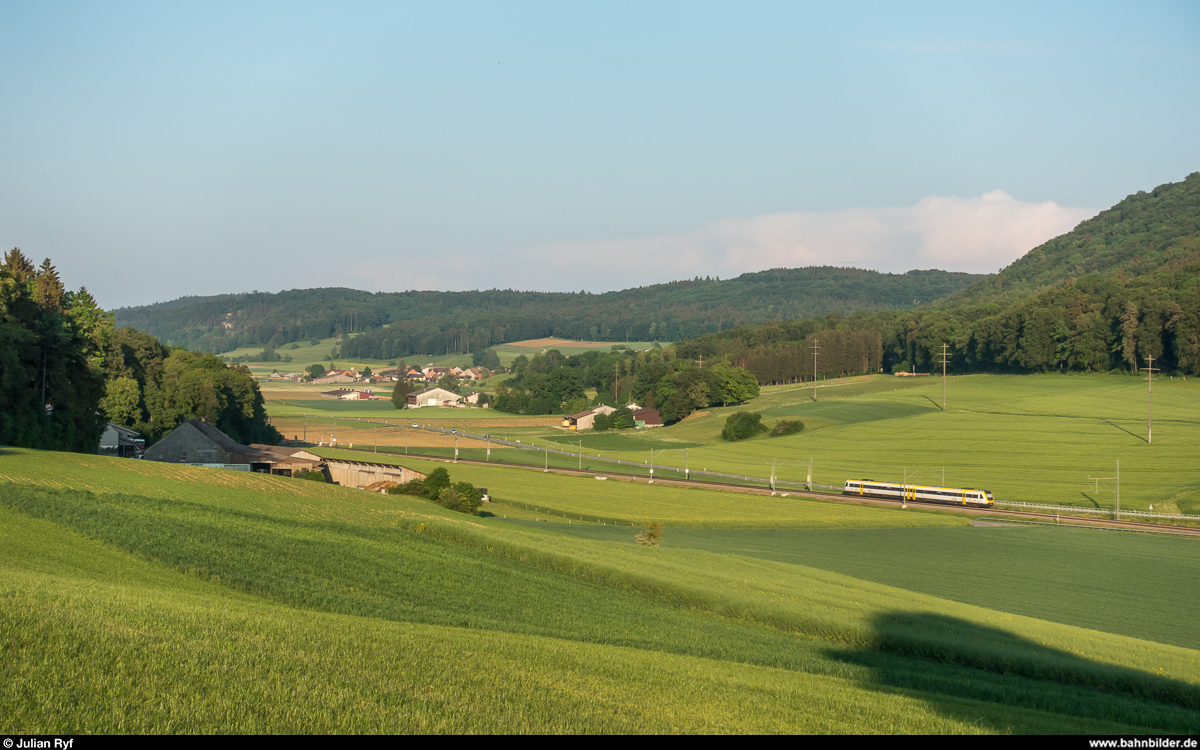 Ein 612er als IRE Basel - Ulm am 11. Mai 2018 beim Flugplatz Schmerlat.
