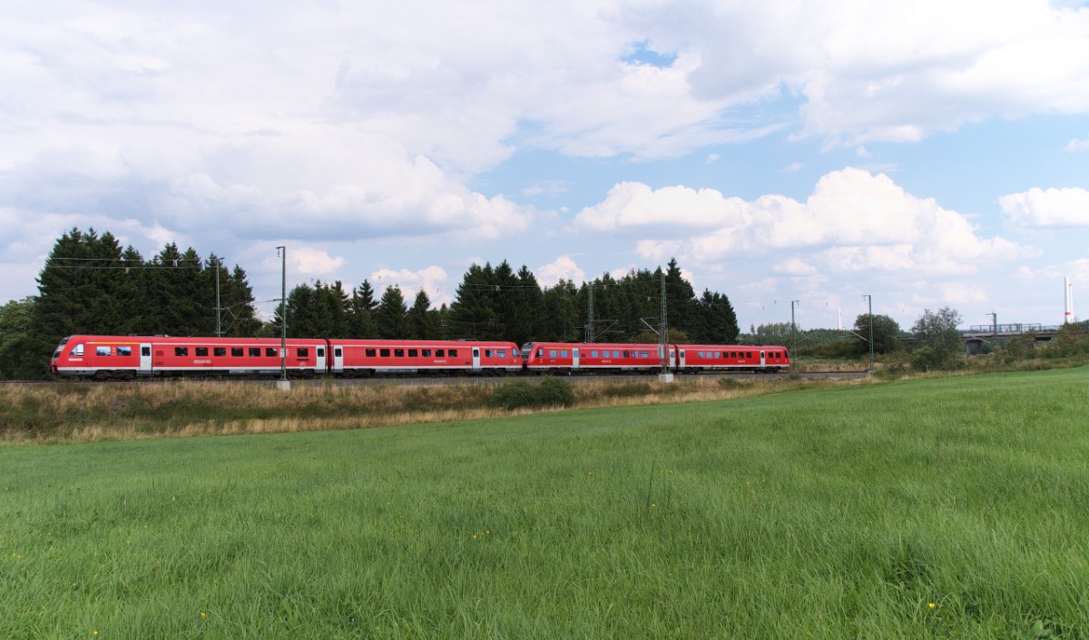 Ein 612er Doppel als RE Dresden - Hof und dann mit neuer Zugnummer nach Nrnberg unterwegs.
Der Zug ist vor 1,3 Kilometern bei Gutenfrst ber die Grenze aus Sachsen nach Bayern gefahren und fhrt hier bei Fhrig auf Hof zu.
Bahnstrecke 6362 Leipzig - Hof am 17.08.2013