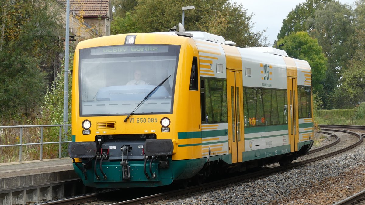 Ein 650 erreicht als RB nach Görlitz den Bahnhof Reichenbach (Oberlausitz). Aufgenommen am 12.10.2017 11:05