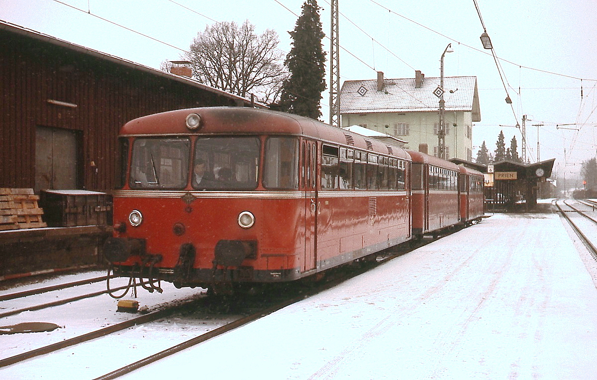 Ein 798 steht im Februar 1986 abfahrbereit nachhttp://www.bahnbilder.de/bilder/thumbs/tn_989414.jpg Aschau im Bahnhof Prien 