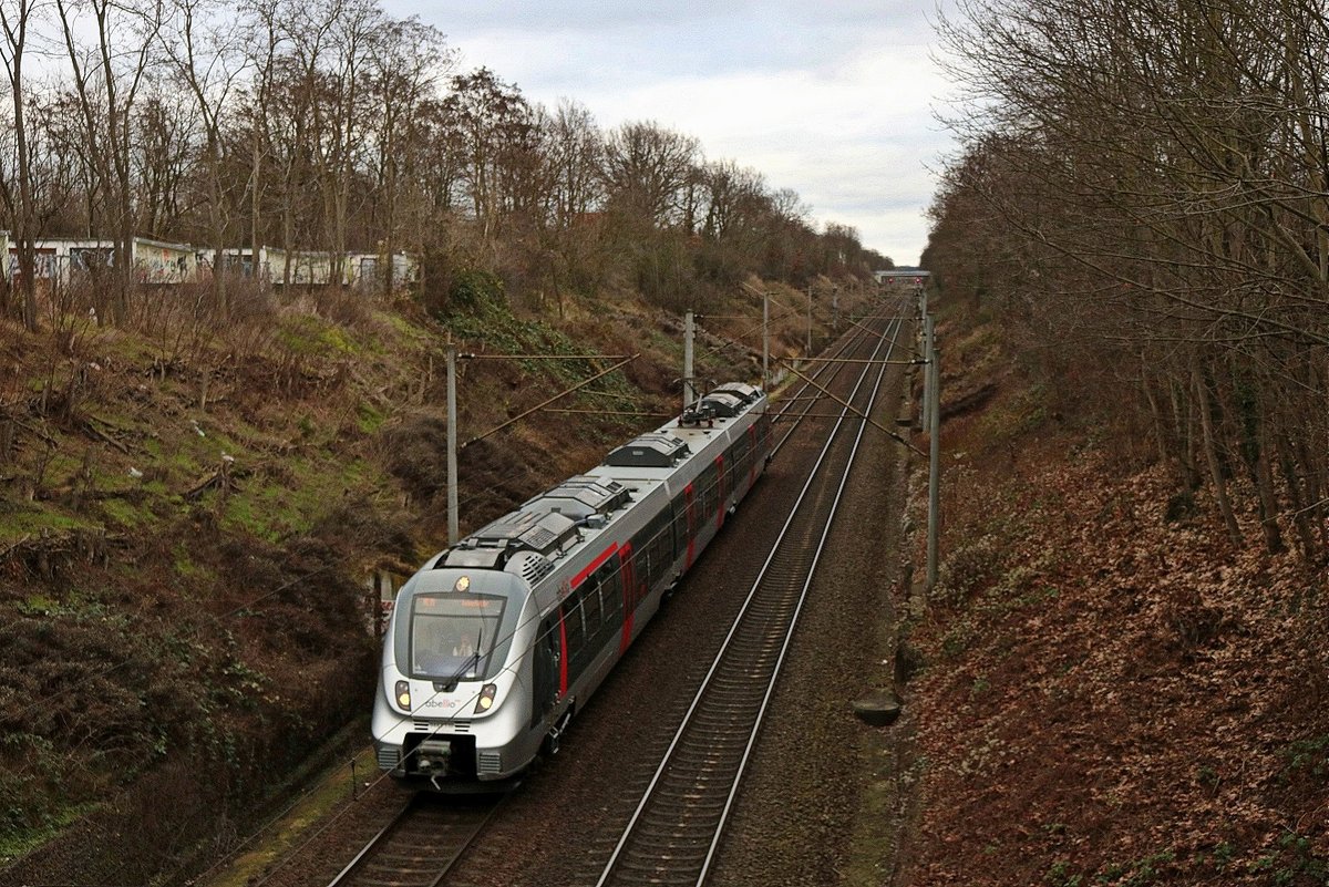 Ein 9442 (Bombardier Talent 2) von Abellio Rail Mitteldeutschland als RE 74726 (RE19) von Halle(Saale)Hbf Gl. 13a nach Leinefelde fährt bei Böllberg-Wörmlitz auf der Bahnstrecke Halle–Hann. Münden (KBS 590). Aufgenommen von der Brücke Kaiserslauterer Straße. Bild durchlief die Selbstfreischaltung. [24.12.2017 | 12:09 Uhr]