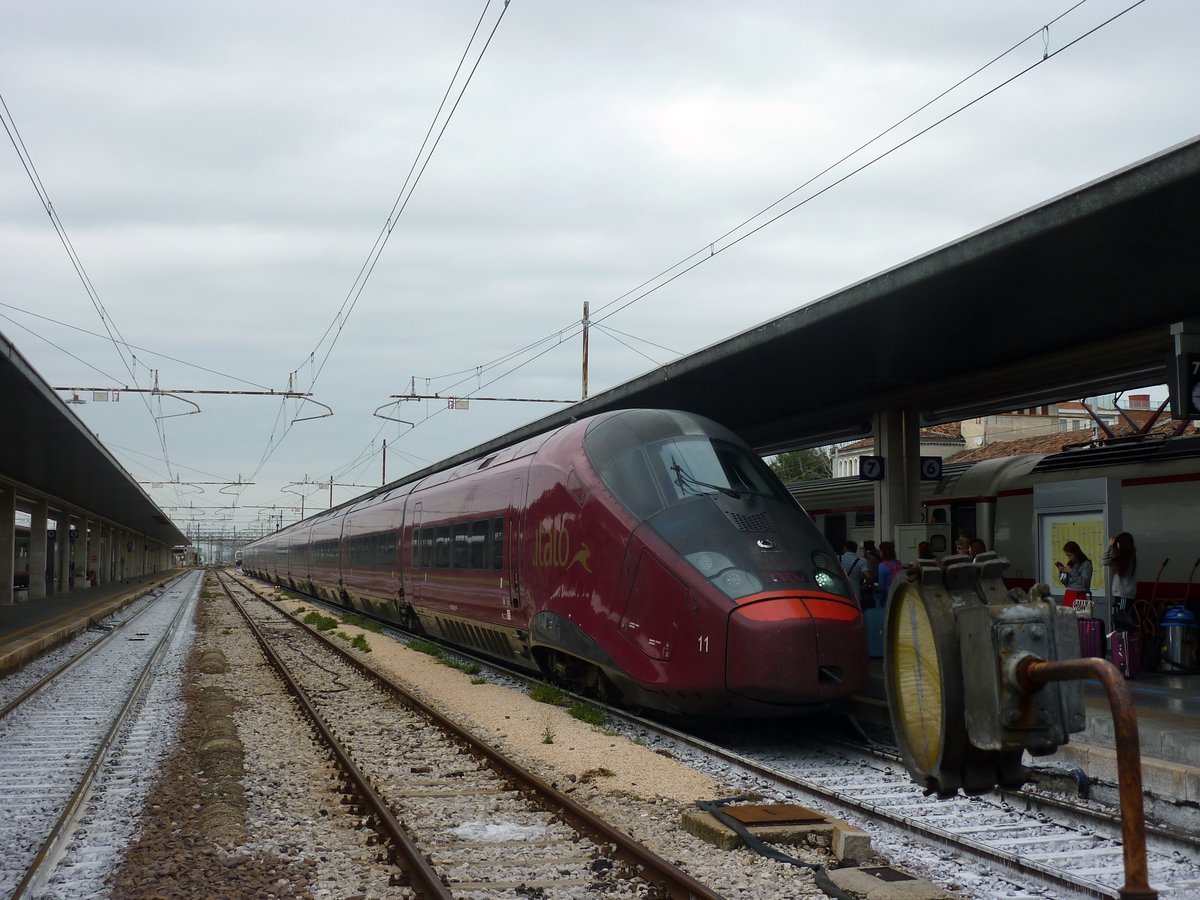 Ein AGV als  Italo  steht am 24.08.2015 im Bahnhof Venezia Santa Lucia zur Abfahrt nach Rom bereit.