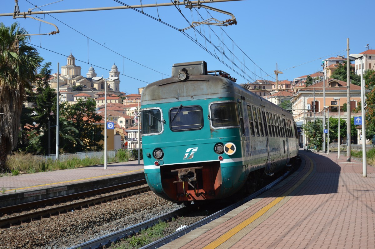 Ein Ale 801/940 Triebzug verlässt den Bahnhof Imperia P.M. in Richtung Savona am 08.07.2014.
