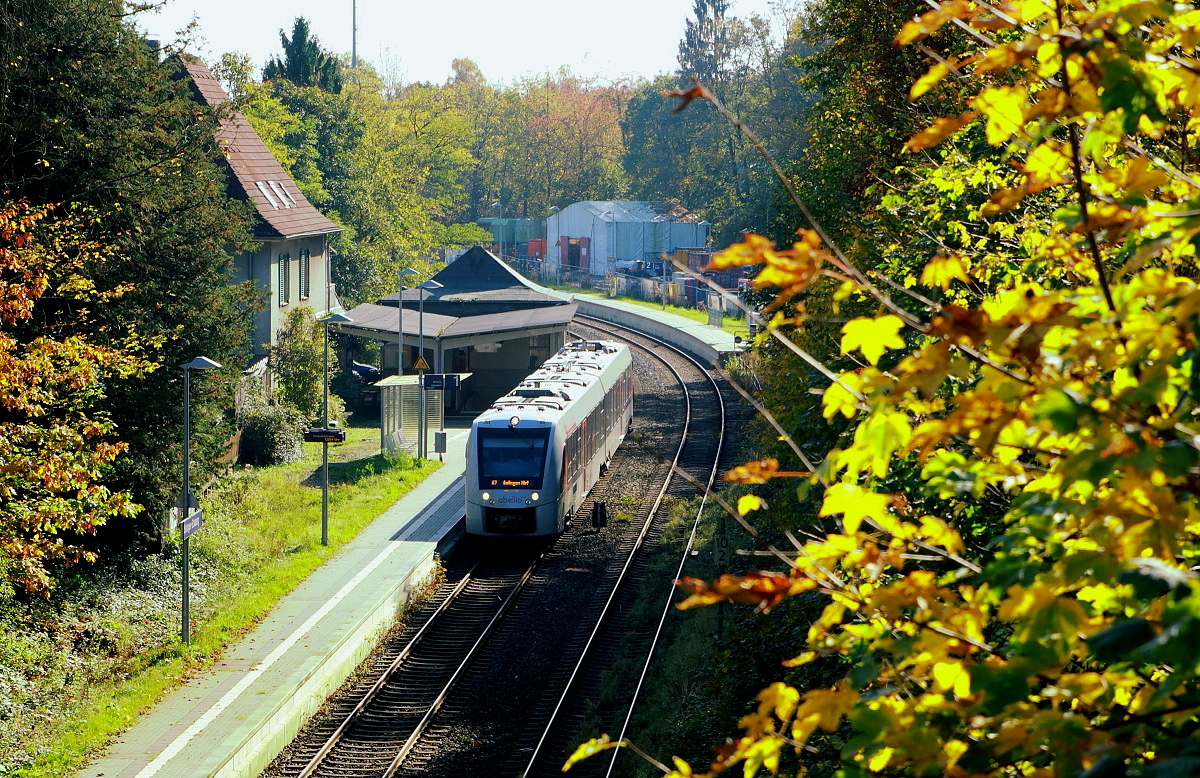 Ein Alstom Coradia Lint 41/H von Abellio trifft auf der Line S 7 von Wuppertal Hbf. nach Solingen Hbf. am 18.10.2017 im Bahnhof Solingen-Schaberg ein