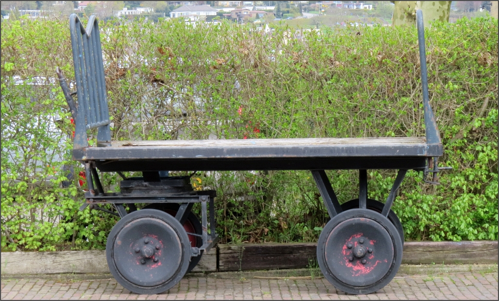 Ein alter nostalgischer Gepäckwagen diente im Juni 2014 als Motiv am Bahnsteig von Simpelveld (NL) beim Besuch der ZLSM.