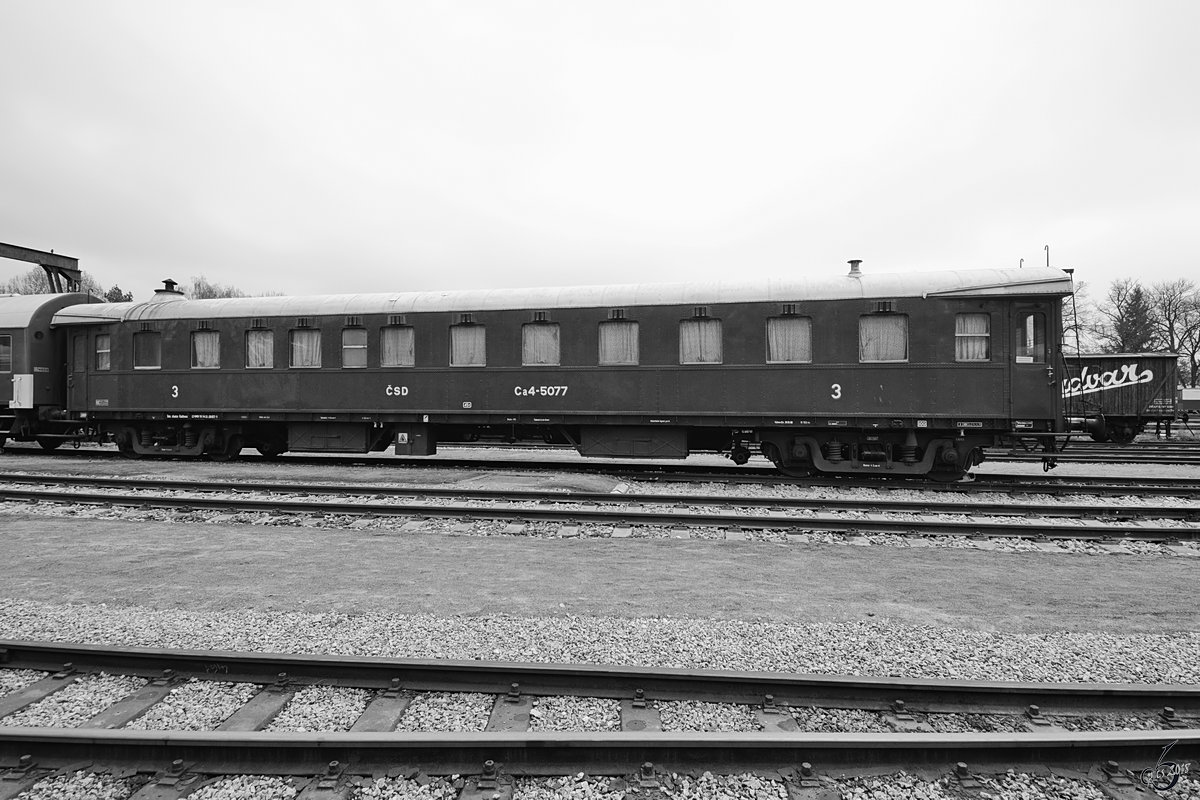 Ein alter Personenwagen Anfang April 2018 im Eisenbahnmuseum Lužná u Rakovníka.