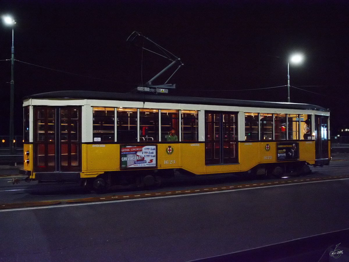 Ein ATM Ventotto-Triebwagen fährt durch das nächtliche Mailand. (Juni 2014)