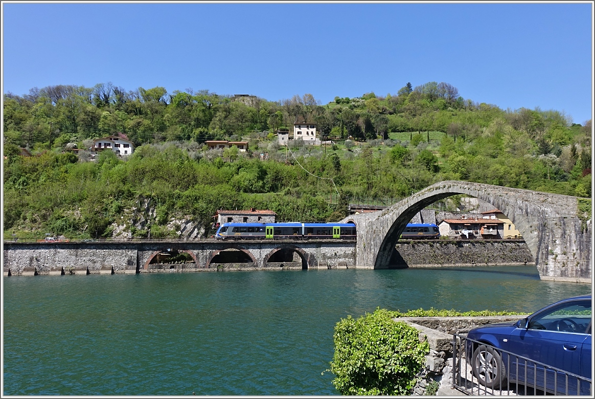 Ein ATR 220  Swing  fährt unter der Ponte della Maddalena durch und wird in Kürze den Bahnhof Borgo a Mozzano erreichen.
20. April 2015