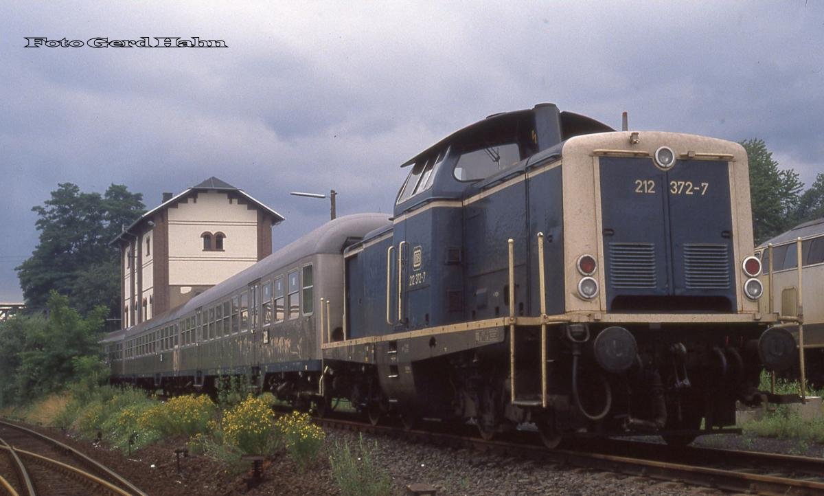 Ein aus 212372 und Silberlingen gebildeter Personenzug stand am 2.7.1988 im BW Nidda und wartete auf seinen nächsten Einsatz.