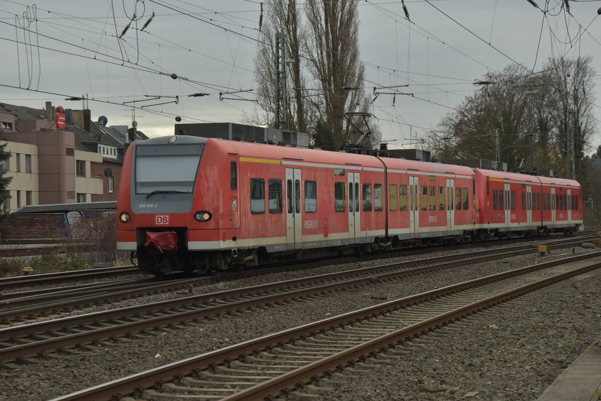 Ein aus zwei kurzen Quitschies zusammengestellter RB33 Zug der vom 426 016-2 geführt wird,fährt am Sonntag den 5.2.2017 in Rheydt Hbf ein.u