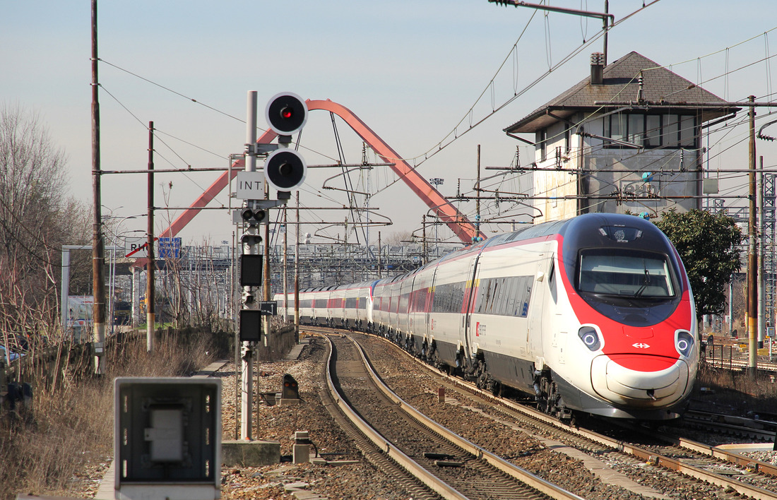Ein aus zwei Triebzügen der Baureihe ETR 610 gebildete Fernverkehrszug passiert auf dem Weg nach Mailand den Bahnhof Rho.
Aufgenommen am 9. März 2017.