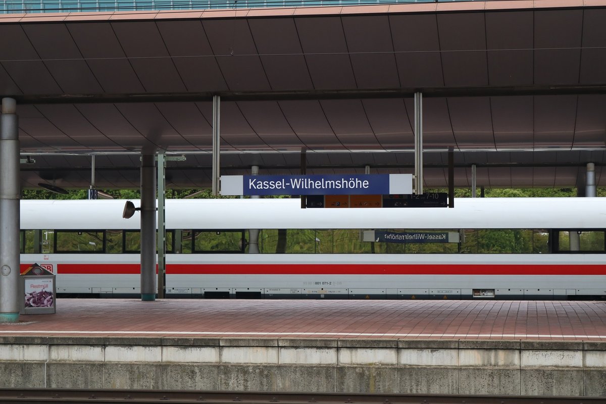 Ein Bahnhofsschild von Kassel-Wilhelmshöhe spiegelt sich an einem 1. Klasse-Wagen einer BR 401 als ICE 77 (Linie 20) von Kiel Hbf nach Zürich HB. [1.5.2017 - 14:09 Uhr]