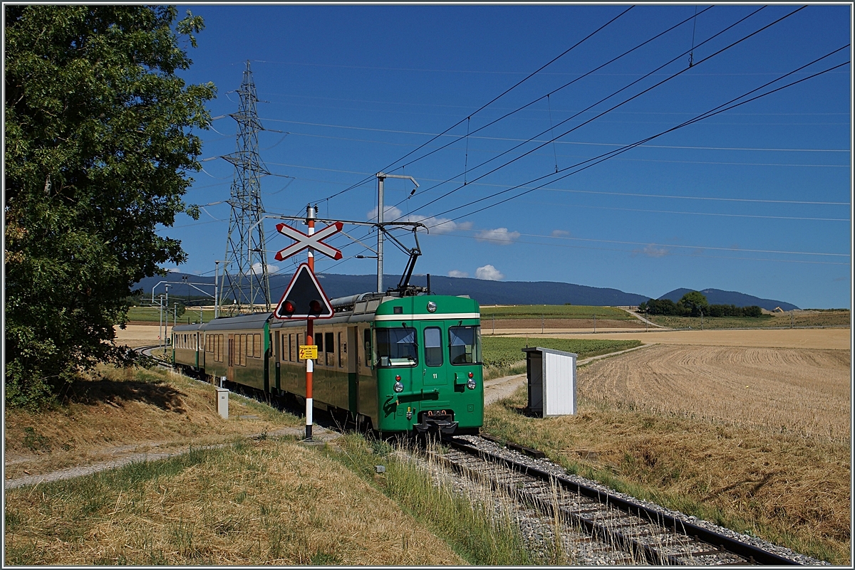 Ein BAM Regionalzug nach Bière fährt bei der kleinen Haltestelle Chardonney-Château vorbei.
21. Juli 2015