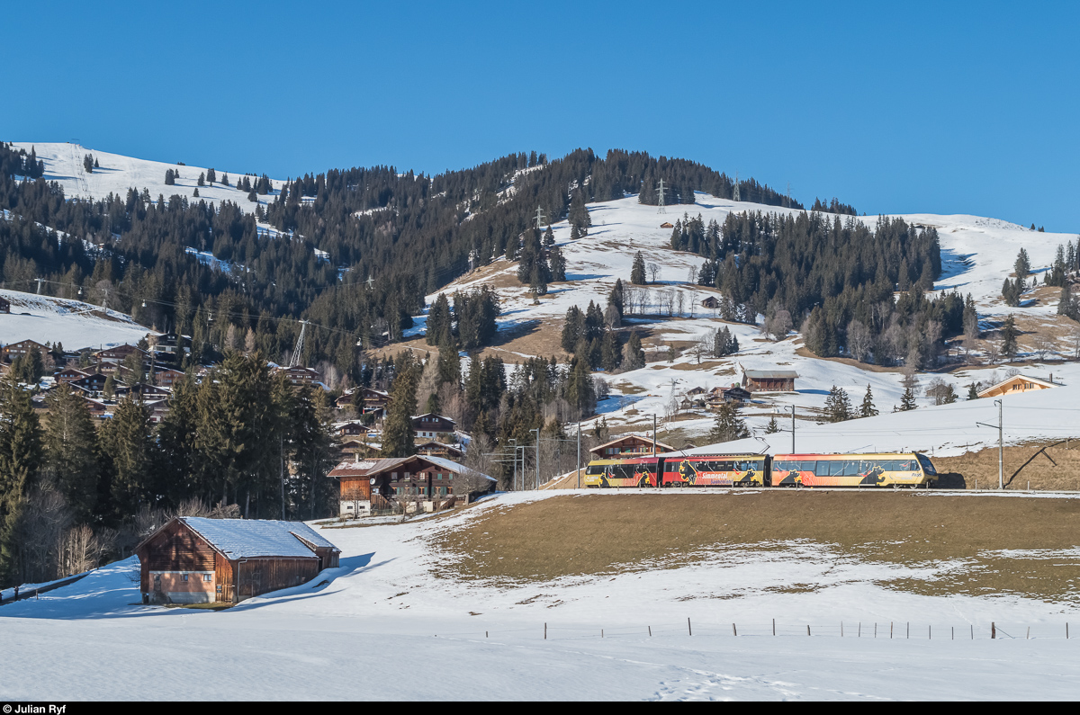 Ein Be 4/4 5000 Pendelzug fährt am 13. Februar 2017 als Regio 2225 zwischen Schönried und Gruben in Richtung Montreux.