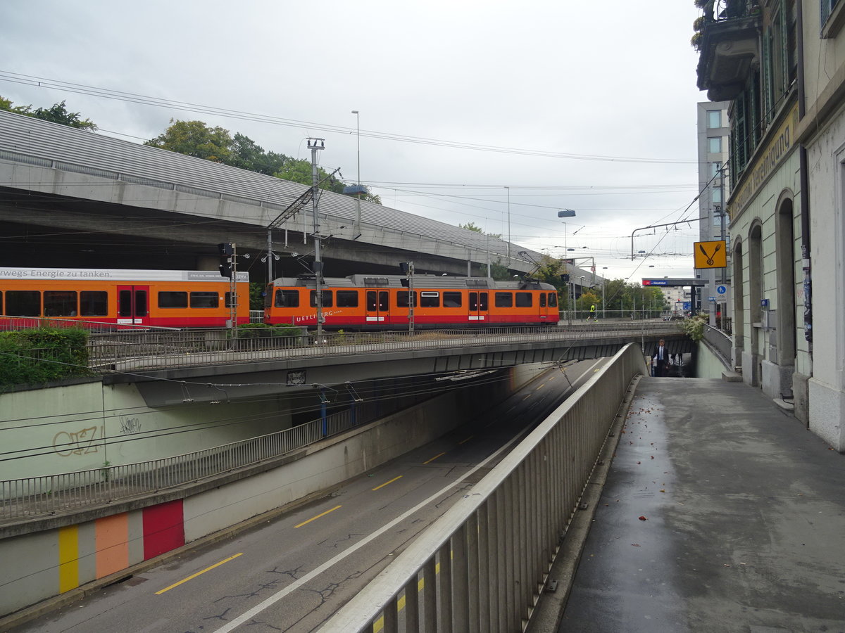 Ein Be 4/4  556 der SZU von Zürich HB,aufgenommen Zürich,2.10.2017, Überführung kurz vor der Station Gießhübel. Hier ist eine ziemlich verzwickte Situation: Gleich neben der Station ist die  Manesse-Straße zu überqueren, anschließend noch die Sihl, in der die Autobahn (Nationalstrasse 3) auf Stützen stehend errichtet wurde und unterfahren werden muß. 