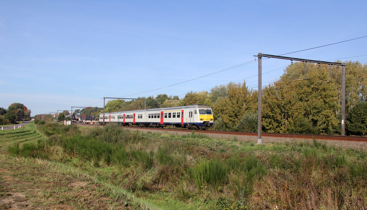 Ein Belgischer Triebzug 419 kommt aus Richtung Antwerpen(B) und fährt durch Lummen-Linkhout(B) in Richtung Hasselt(B). Aufgenommen in Lummen-Linkhout(B). Bei schönem Herbstwetter am Vormittag vom 13.10.2018.
