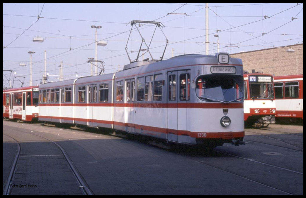 Ein besonderer Zug stand für die Fotografen der BDEF Tagung am 10.5.1991 im Depot Duisburg in Form des Düwag Gelenktriebwagen  mit Bierwerbung für die Königs Brauerei. 