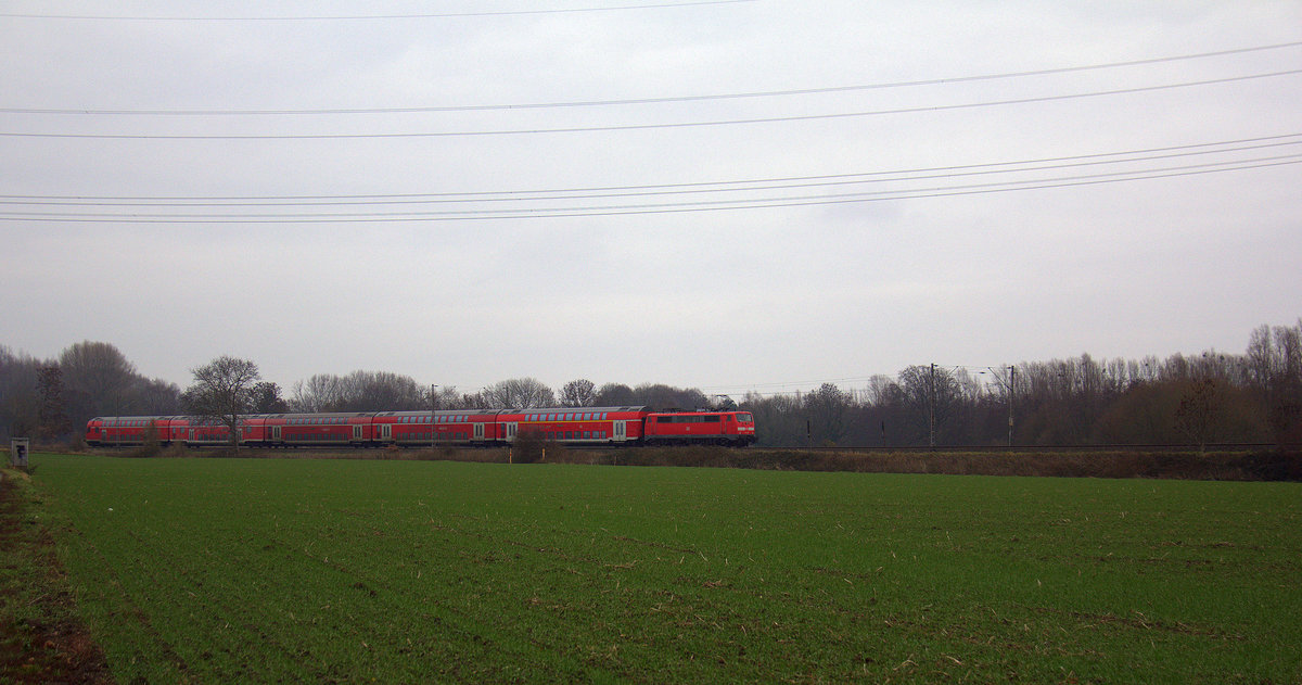 Ein Bilck auf den RE4 von Aachen-Hbf nach Dortmund-Hbf unterwegs ist zwischen Kohlscheid und Richterich.
Aufgenommen von der Banker-Feld-Straße in Aachen-Richterich.
Bei Regenwolken am Kalten Mittag vom 29.12.2018.