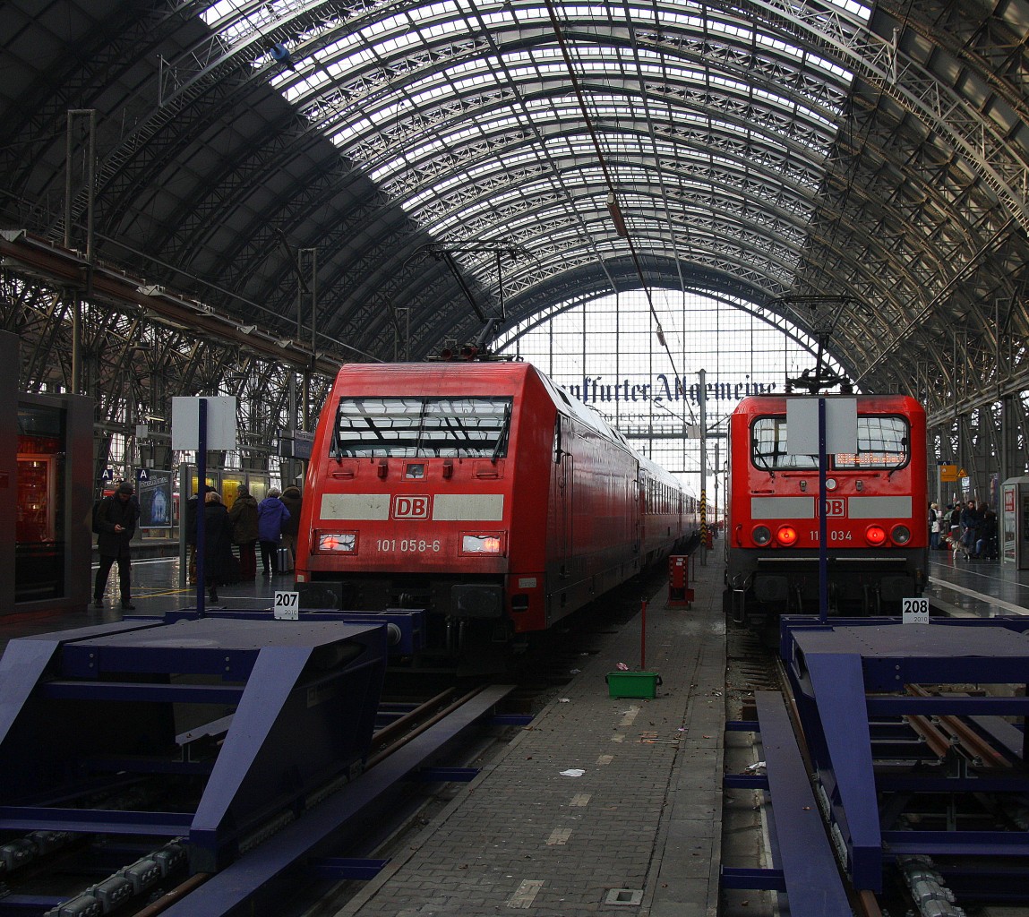 Ein Blick auf die 101 058-6 DB mit einem IC 2226 von Passau-Hbf nach Kiel-Hbf steht im Frankfurter-am-Main-Hbf auf Gleis 6 und daneben steht eine  114 034 DB mit  einem RB50 von Frankfurt(Main)Hbf nach Wächtersbach am Kalten Morgen vom 20.2.2015.