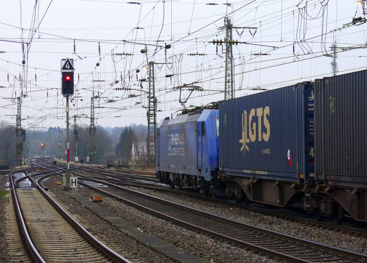 Ein Blick auf die 186 268-9 von Rhenus-Logistik sie zieht einen GTS-Containerzug aus Zeebrugge-Ramskapelle(B) nach Piacenza(I) in Richtung Köln.
Aufgenommen vom Bahnsteig 2 vom Aachen-Hbf.
Am Kalten Morgen vom 6.2.2018.
