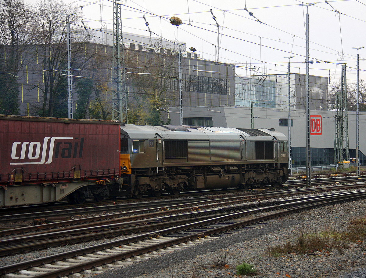 Ein Blick auf die Class 66 DE6307 von Crossrail. 
Sie fährt mit einem Güterzug aus Novara-Boschetto(I) nach Genk-Haven(B) in Richtung Belgien. 
Aufgenommen vom Bahnsteig in Aachen-West. 
Am Kalten Nachmittag vom 17.12.2017.